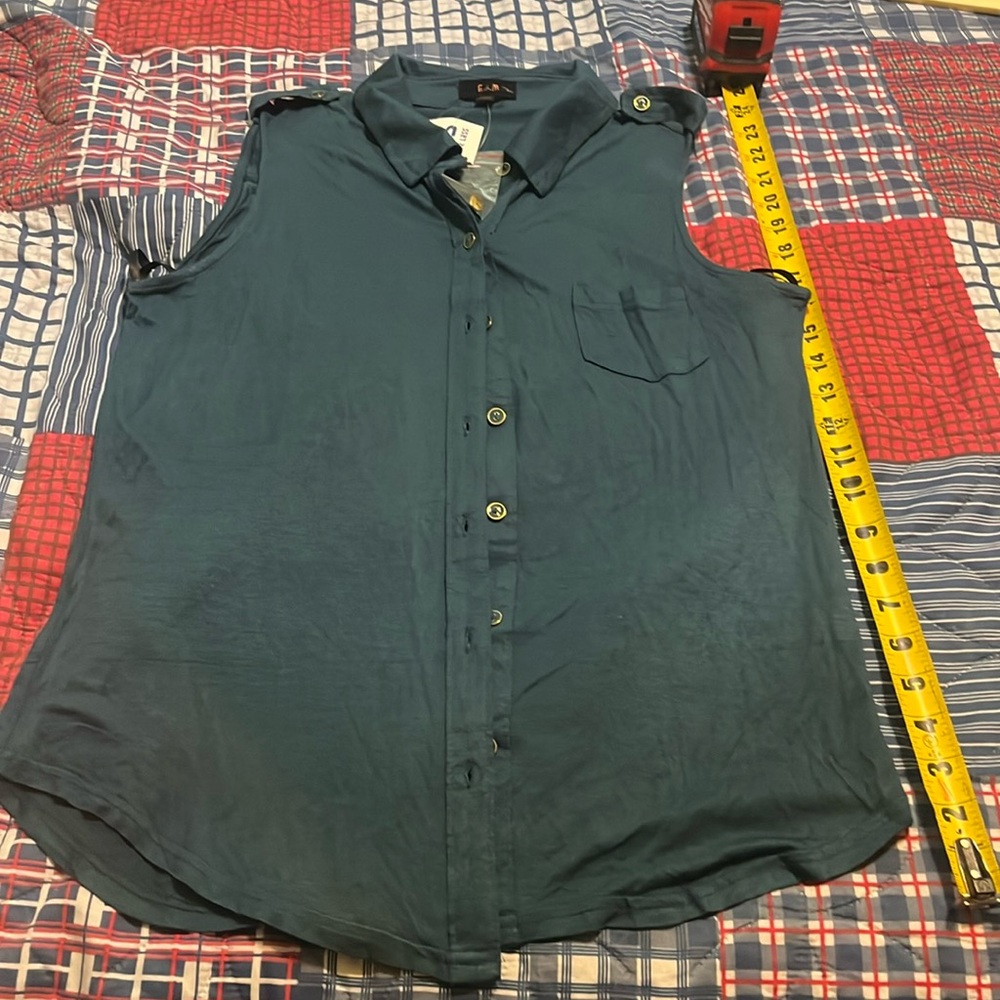 🎉 FINAL CLEARANCE 🎉$7 or 3 for $15🎉💚Supercute💚Brand new Sleeveless Dress Shirt💚